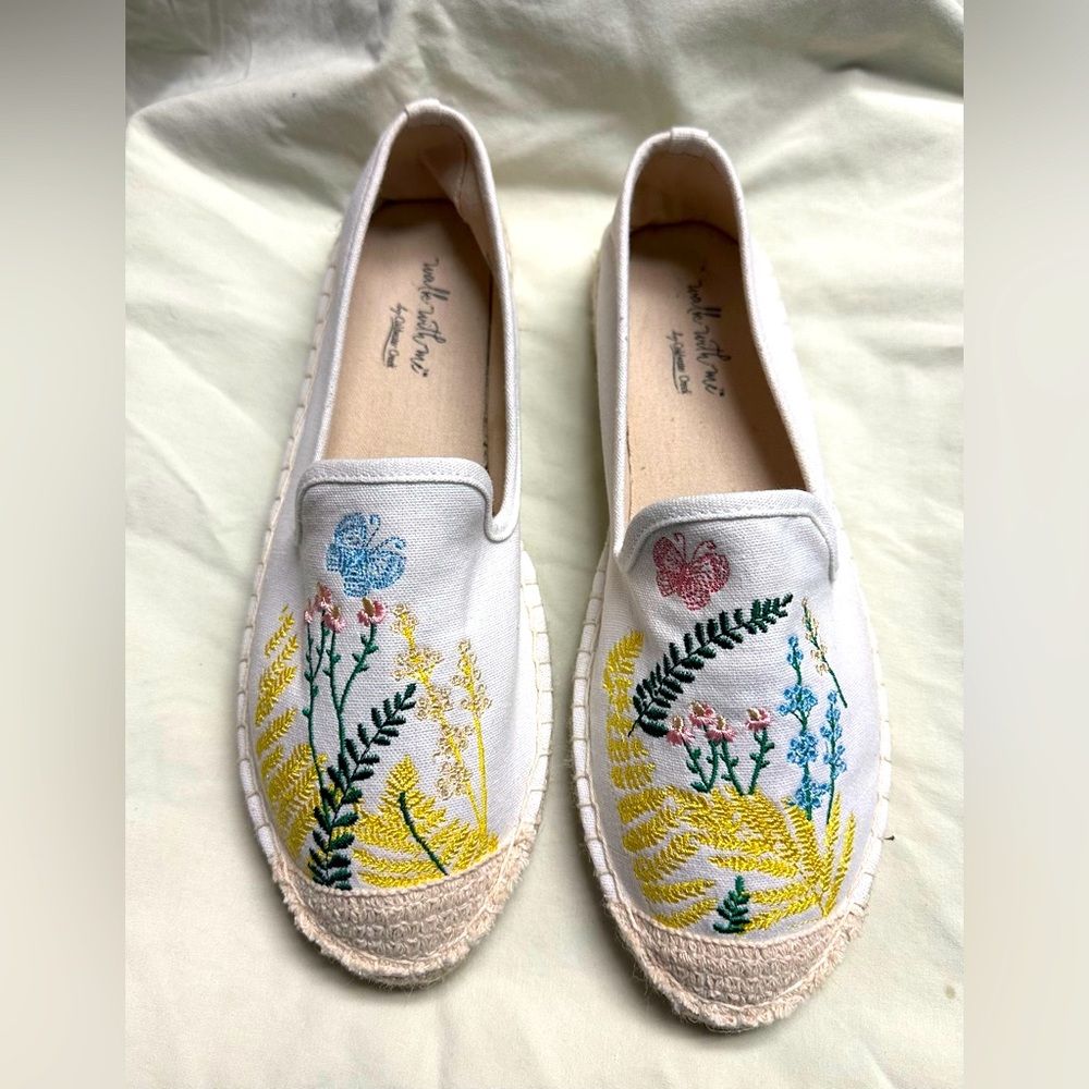 Walk with me flats with flower design size 7.5